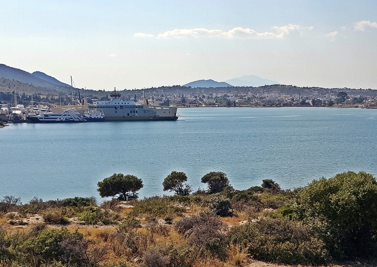 El estrecho de Salamina hoy, visto desde Paloukia